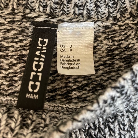 ✨5 for $15✨ H&M cropped sweater - Picture 5 of 5